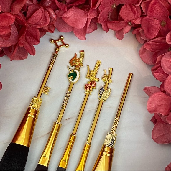 Attack on Titan Gold 5 Piece Makeup Brush Set with Bag - Picture 8 of 16
